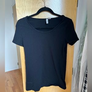 H & M black t-shirt. Excellent condition. Size M